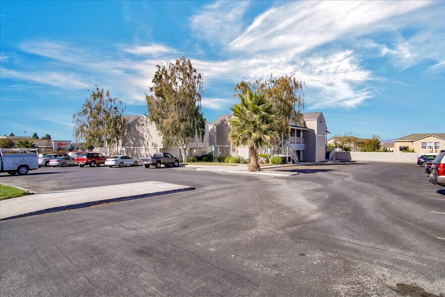 More Photos Of 890 Sunset Dr, Hollister Medical For Lease