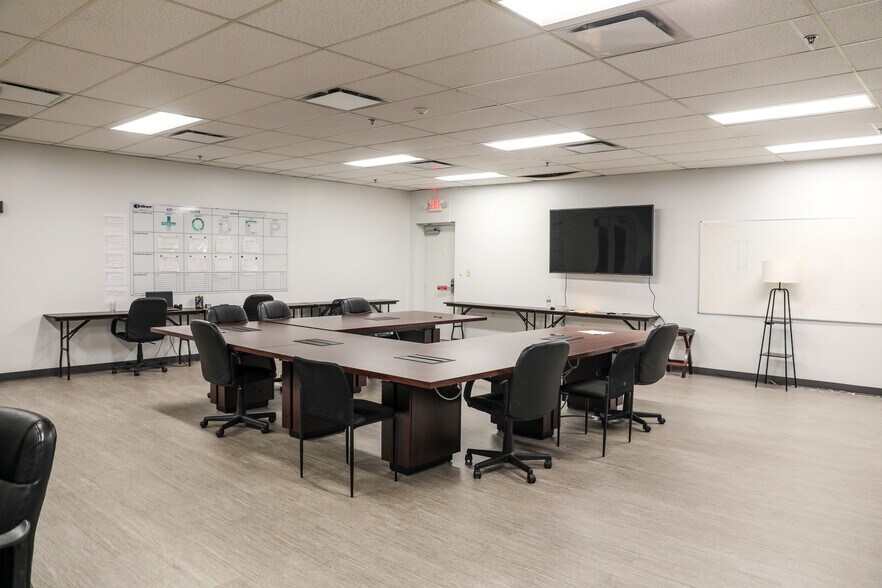 More Photos Of 1585 Roadhaven Dr, Stone Mountain Warehouse For Lease