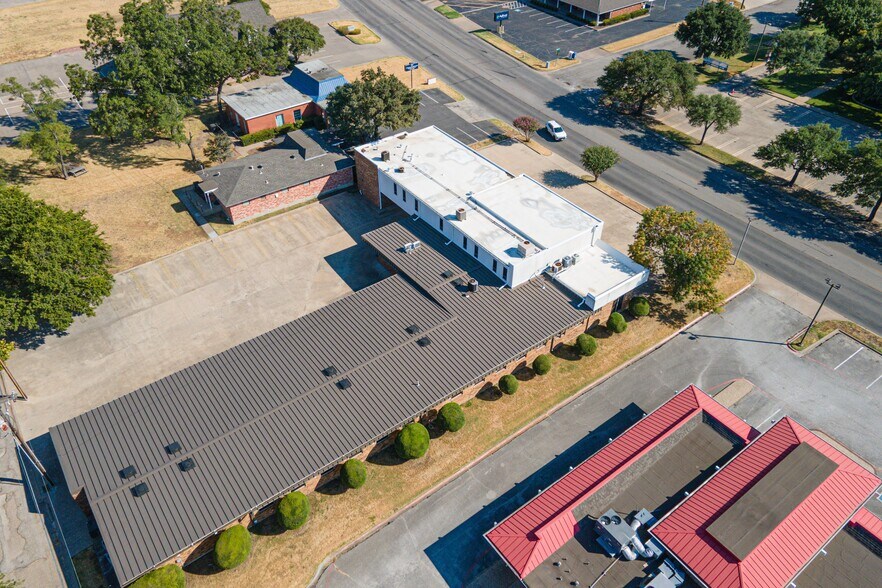 More Photos Of 207 N Ridgeway Dr, Cleburne Office For Sale