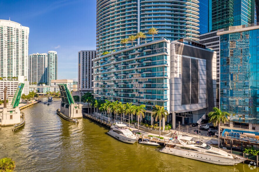 More Photos Of 270 Biscayne Boulevard Way, Miami Hotel For Lease