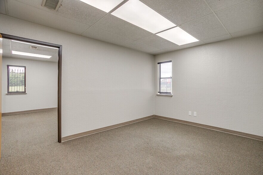 More Photos Of 2030 S Las Vegas Trl, White Settlement Office For Sale
