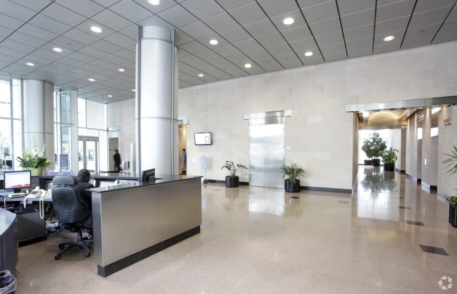 More Photos Of 225 King St W, Toronto Office For Lease