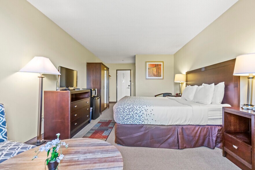 More Photos Of 30 Colonial Ave, Colonial Beach Hotel For Sale