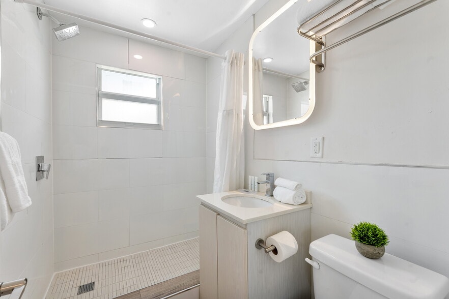 More Photos Of 3020-3024 Seville St, Fort Lauderdale Hotel For Sale