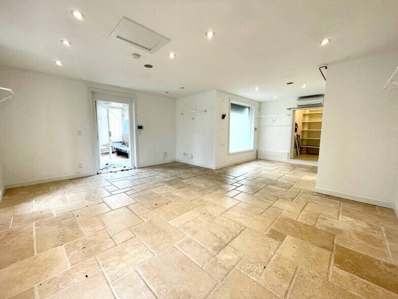 More Photos Of 42 Jobs Ln, Southampton Storefront For Lease