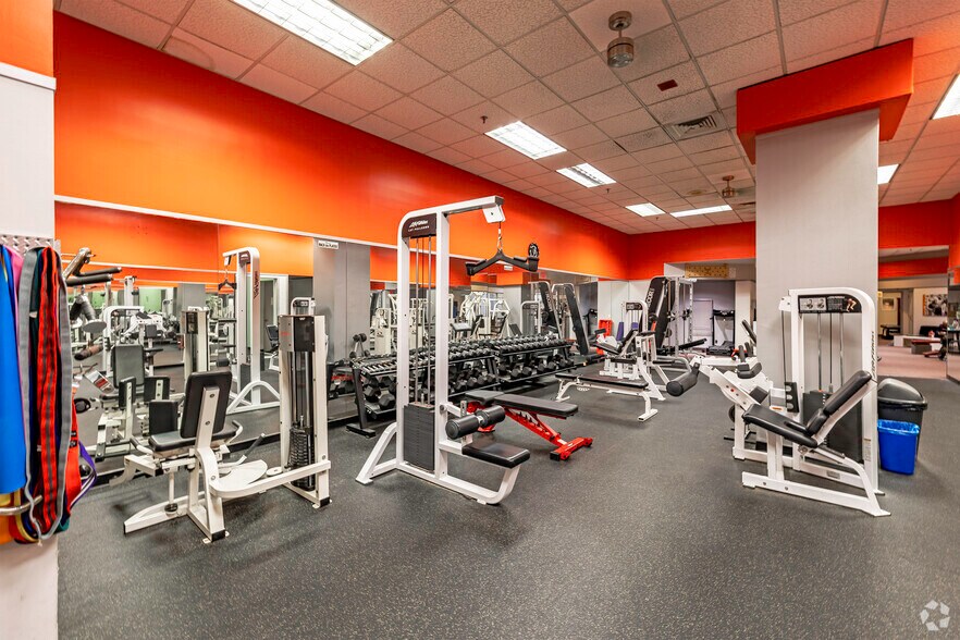 More Photos Of 1 Blue Hill Plz, Pearl River Office For Lease