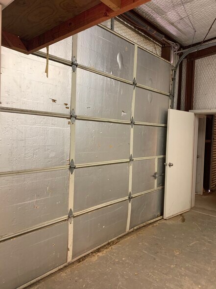 More Photos Of 5424 W Oak St, Palestine Showroom For Lease