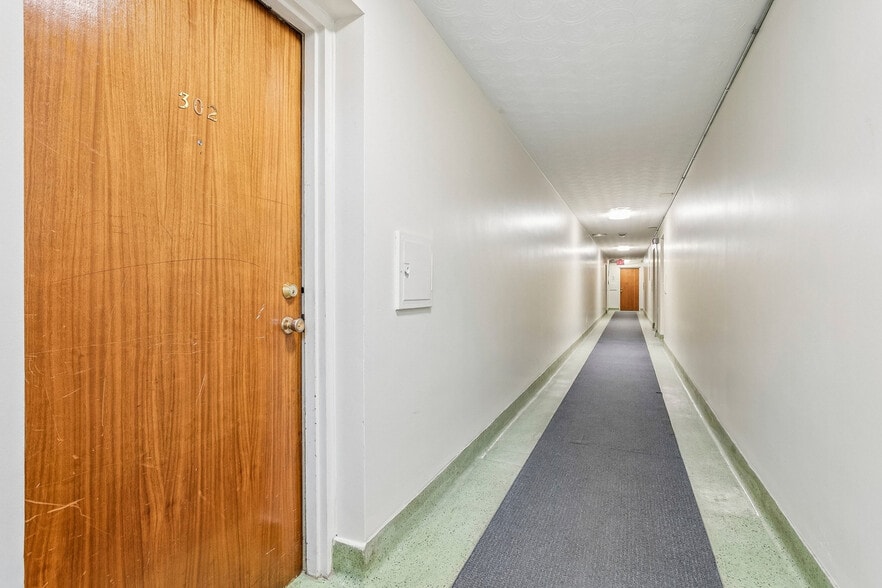 More Photos Of 391 Major Mackenzie Dr E, Richmond Hill Apartments For Sale