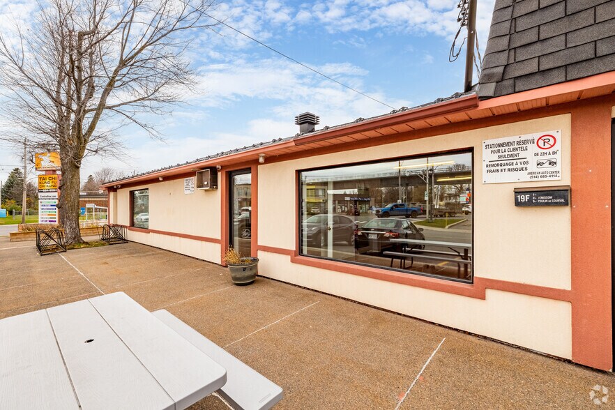 Primary Photo Of 19 Rue Centre Commercial, Montréal Storefront For Lease