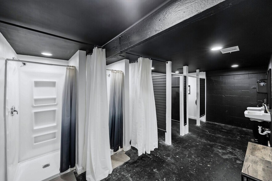 More Photos Of 2701 Emancipation Ave, Houston General Retail For Sale