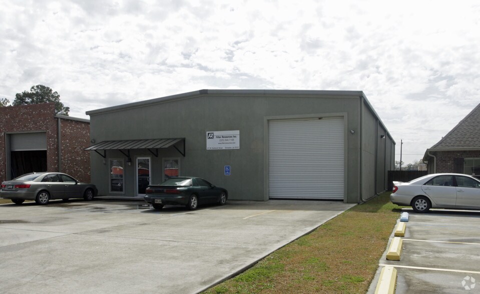 More Photos Of 211 Eastbank Dr, Gonzales Warehouse For Lease