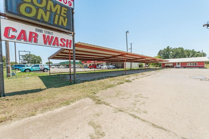 More Photos Of 929 E Main St, Eastland Carwash For Sale