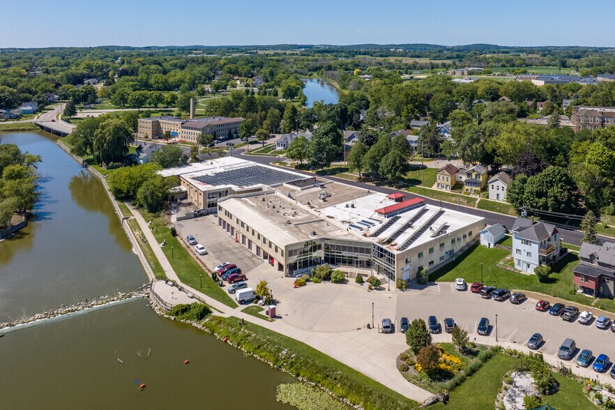 More Photos Of 218-326 Wisconsin Dr, Jefferson Office For Lease