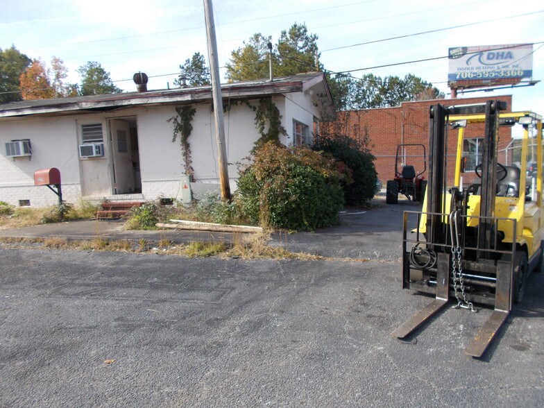 More Photos Of 225 W Hill St, Thomson Industrial For Sale