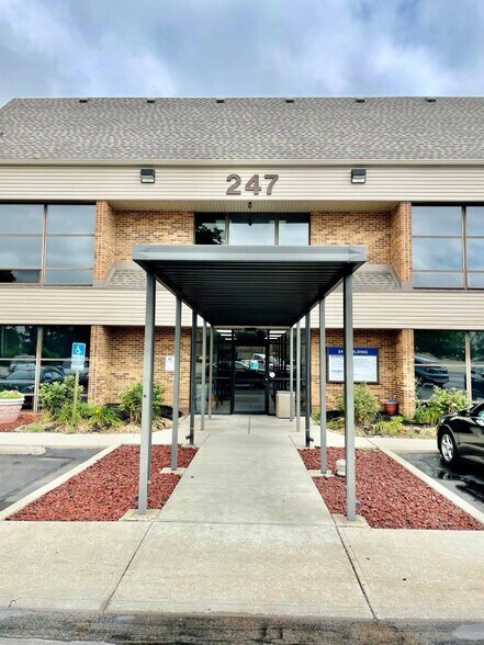 More Photos Of 247 S Burnett Rd, Springfield Medical For Lease