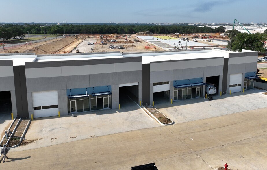 More Photos Of 550 W Round Grove Rd, Lewisville Showroom For Lease