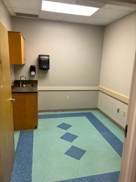 More Photos Of 4301 University Pky, Evans Medical For Lease
