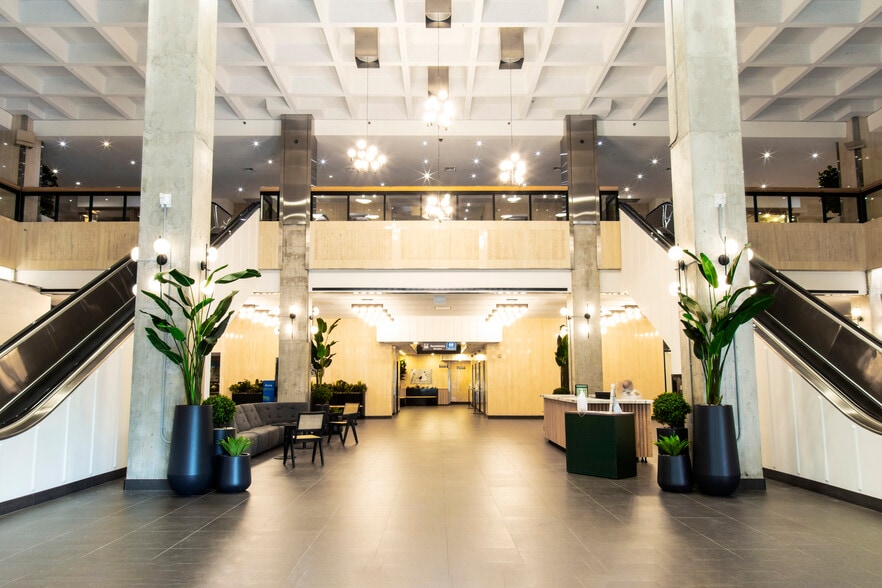 More Photos Of 555 Rue Chabanel O, Montréal Office For Sale