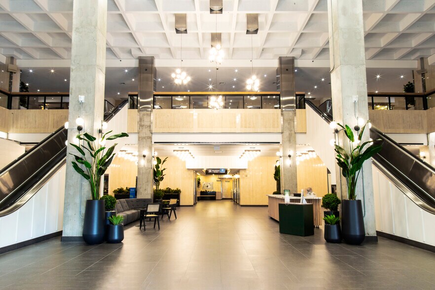 More Photos Of 555 Rue Chabanel O, Montréal Office For Lease