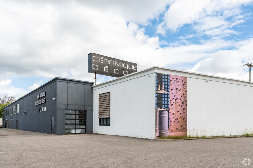 Primary Photo Of 4220 Av 3E O, Québec General Retail For Sale