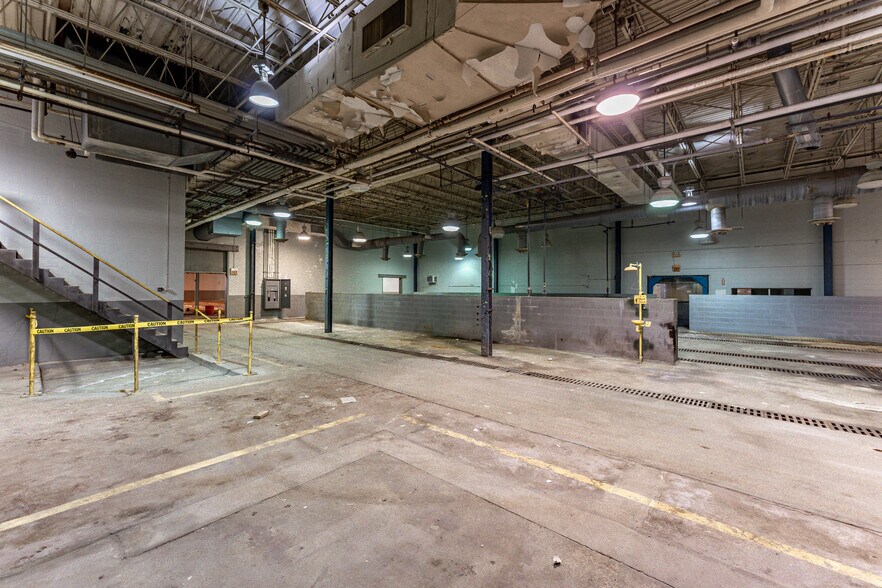 More Photos Of 200 Universal Dr, Centerville Distribution For Lease