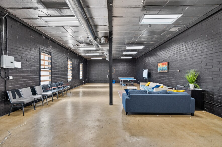 More Photos Of 6023 Hazeltine Ave, Van Nuys Warehouse For Lease
