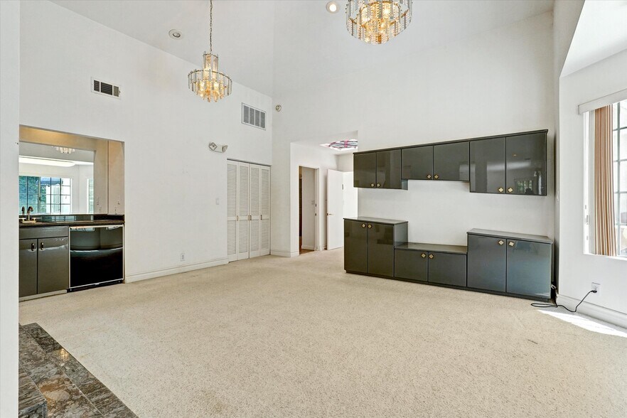 More Photos Of 4623 Hayvenhurst Ave, Encino Apartments For Sale