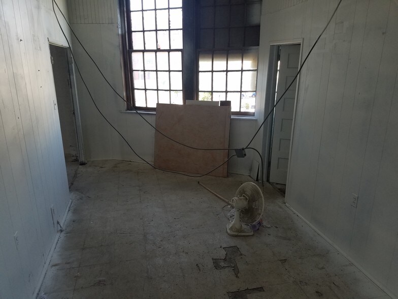 More Photos Of 60 Dickerson St, Newark Light Manufacturing For Lease