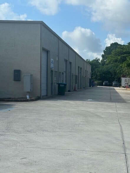 More Photos Of 615 SW Biltmore St, Port Saint Lucie Warehouse For Sale