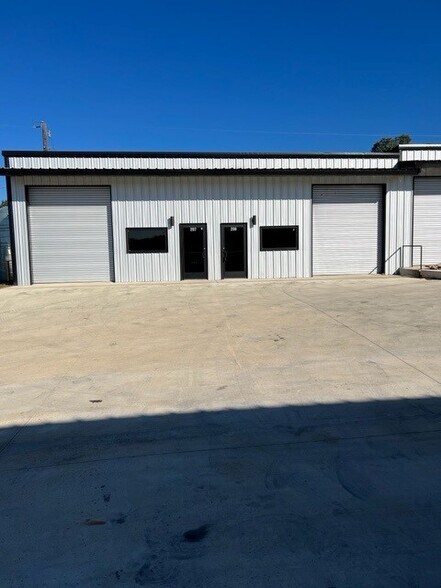 More Photos Of 12440 Trail Driver, Austin Warehouse For Lease
