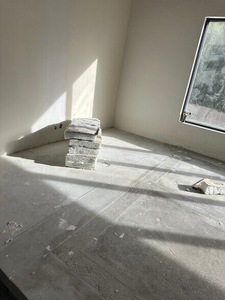 More Photos Of 77530 Enfield Ln, Palm Desert Showroom For Sale