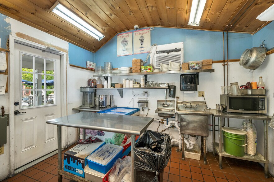 More Photos Of 40 Main St, Goffstown Restaurant For Sale
