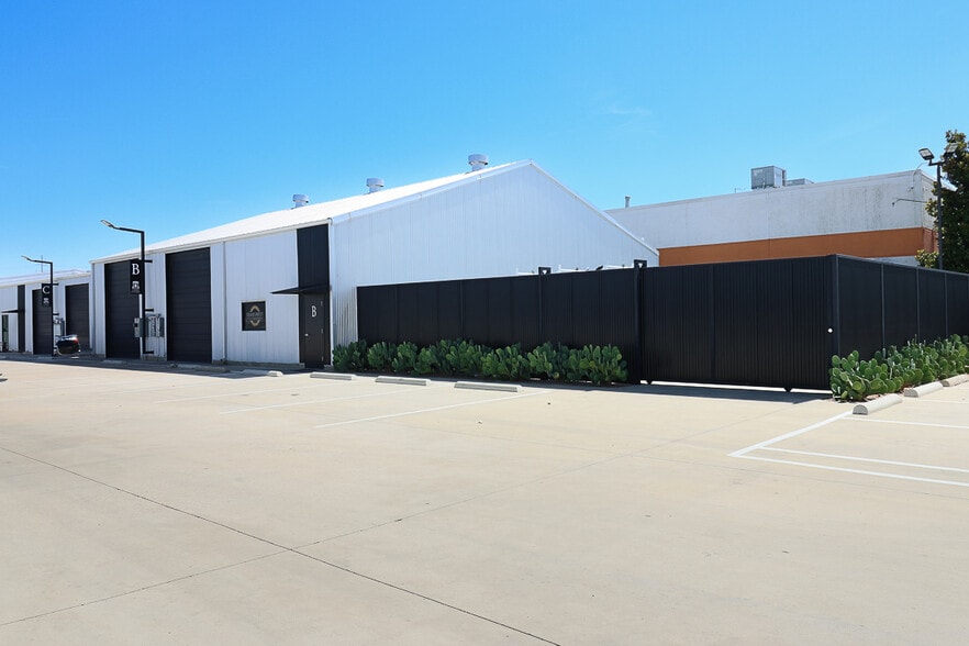 More Photos Of 1835 Empire Central Dr, Dallas Warehouse For Lease