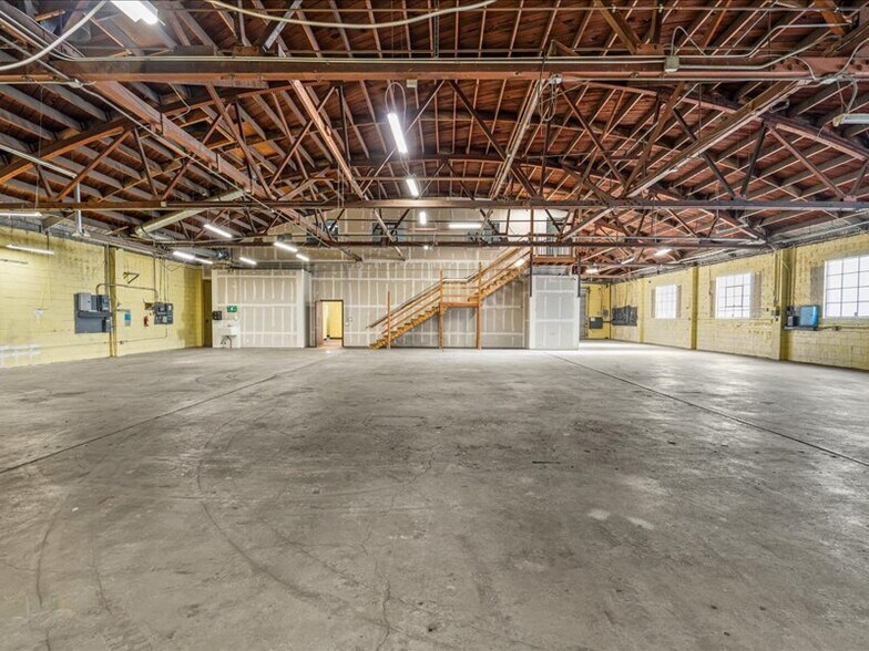More Photos Of 2566 Bay Rd, Redwood City Service For Sale