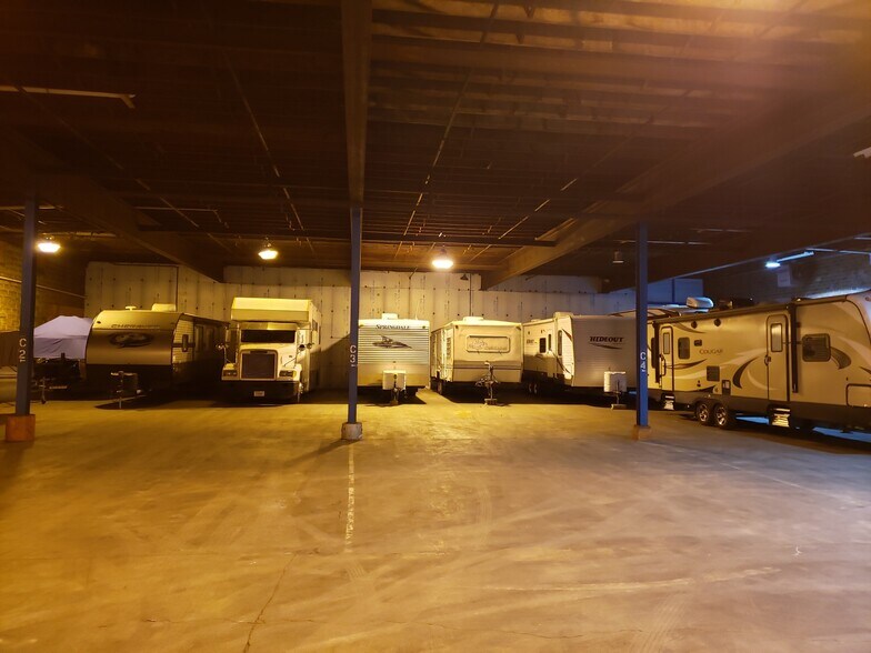 More Photos Of 100 Washington St, Fox Lake Warehouse For Lease