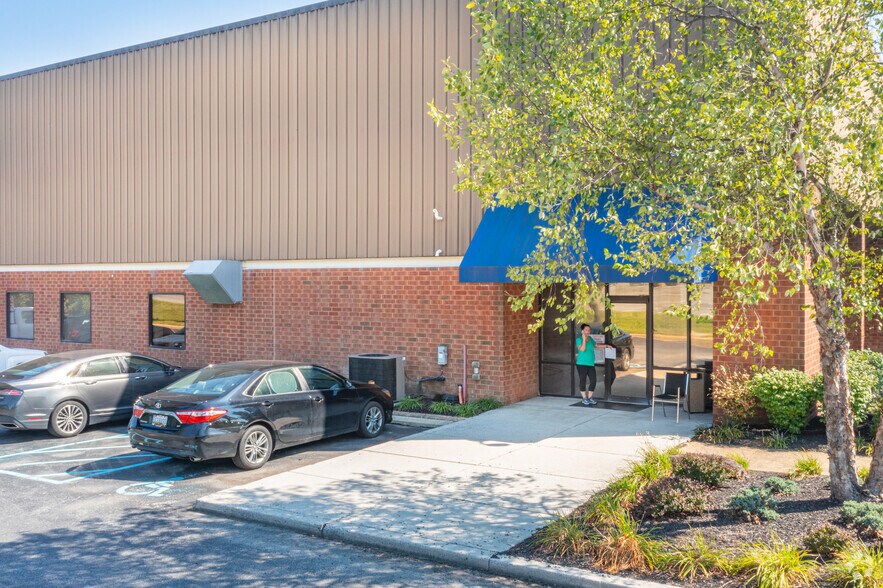 More Photos Of 300 White Clay Center Dr, Newark Warehouse For Lease