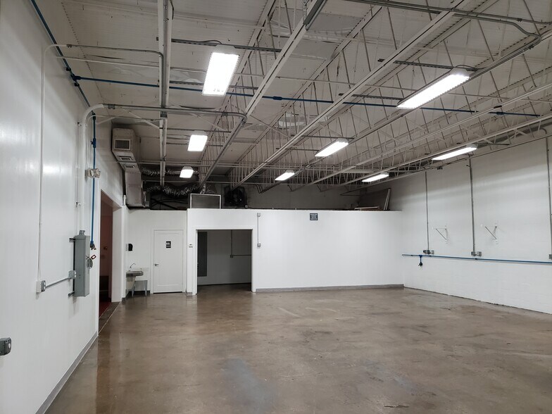More Photos Of 3059-3061 SE Monroe St, Stuart Warehouse For Lease