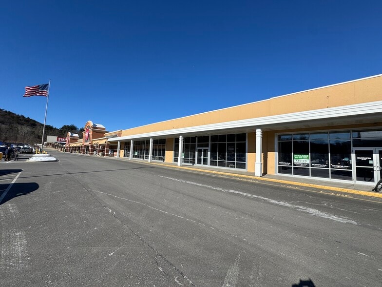 More Photos Of 225-255 Mohawk Trl, Greenfield Freestanding For Lease