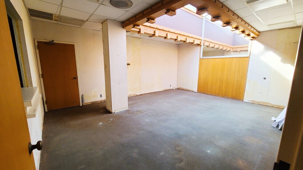 More Photos Of 710 W 8th St, Fort Scott Office For Sale