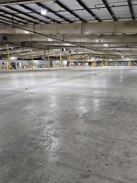 More Photos Of 410 S River St, Calhoun Warehouse For Lease