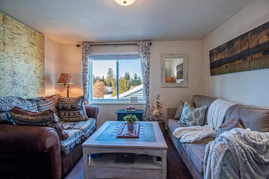 More Photos Of 592 N Sisters Park Ct, Sisters Flex For Sale