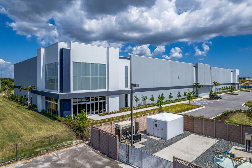 More Photos Of 2799 Gateway Centre Pky, Saint Petersburg Distribution For Lease