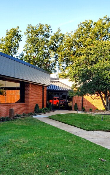 More Photos Of 3101 N Hemlock Cir, Broken Arrow Office For Lease