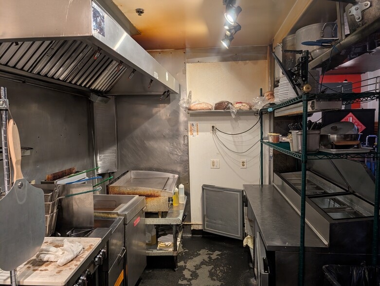 More Photos Of 930 SE 9th Ave, Portland Warehouse For Lease