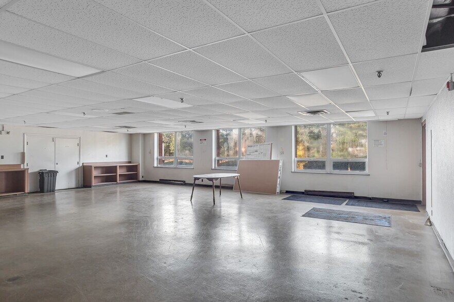 More Photos Of 609 Silver St, Agawam Warehouse For Lease