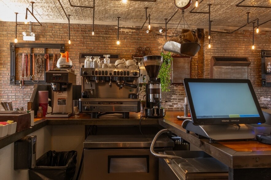 More Photos Of 2100 W Division St, Chicago General Retail For Lease