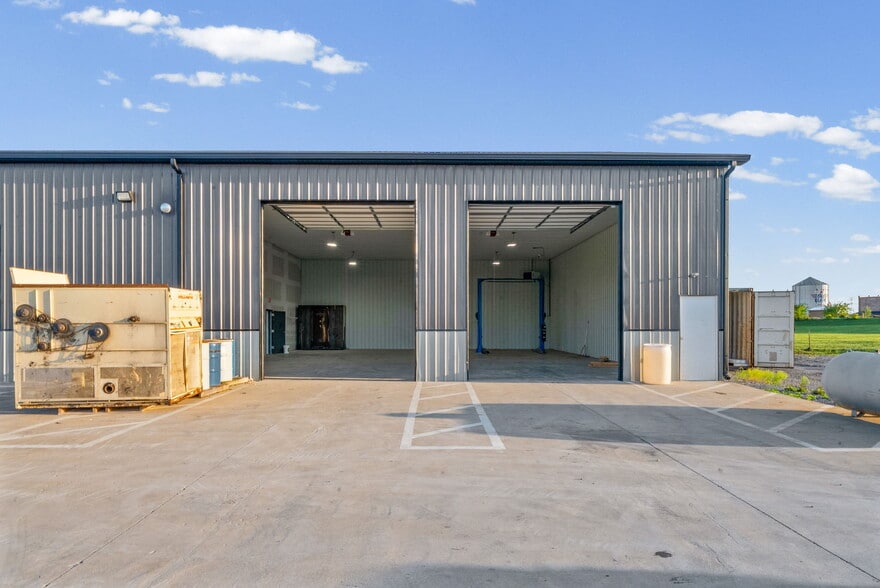 More Photos Of 1040 Smokestack Dr, Clarksville Warehouse For Lease