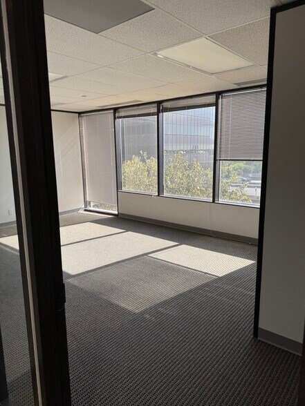 More Photos Of 7324 Southwest Fwy, Houston Office For Lease