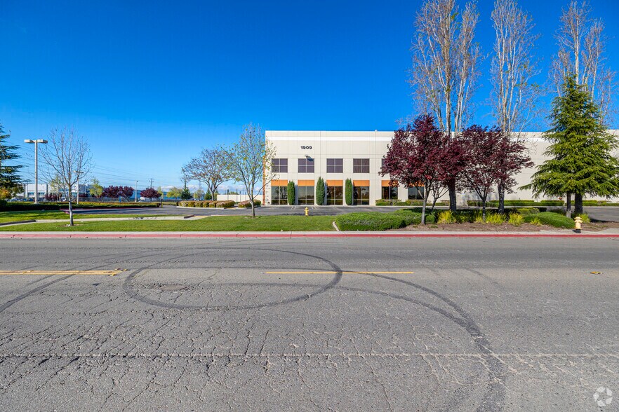 More Photos Of 1909 Zephyr St, Stockton Distribution For Lease