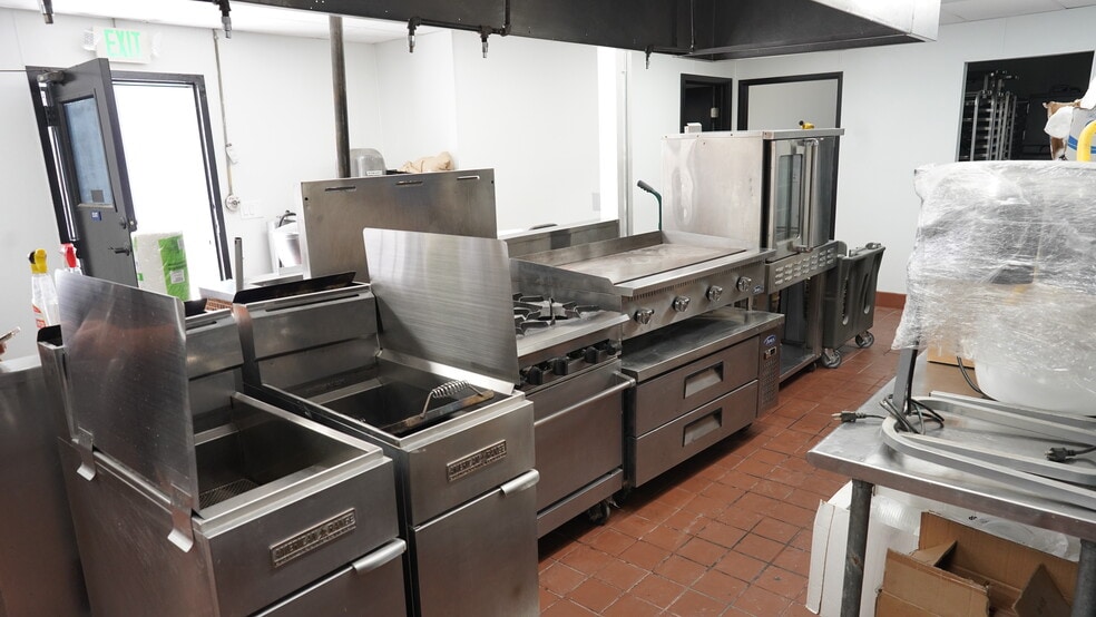 More Photos Of 16616 Ventura Blvd, Encino Restaurant For Lease